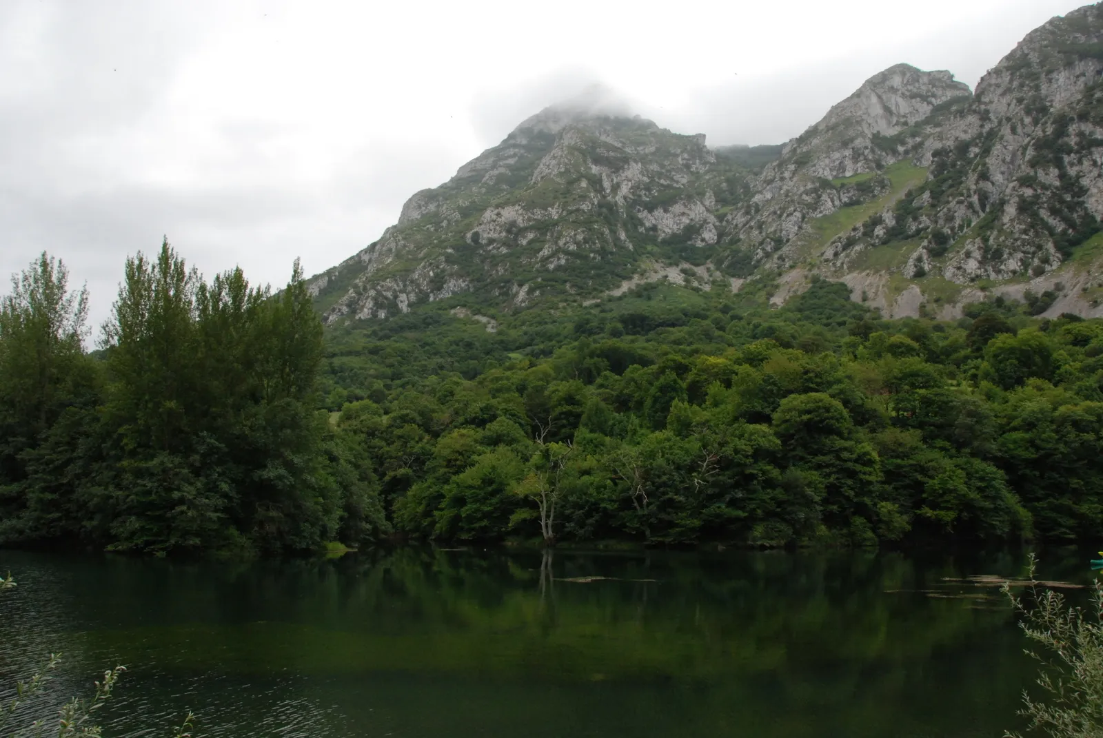 Embalse de Valdemurio con aguas tranquilas y montañas