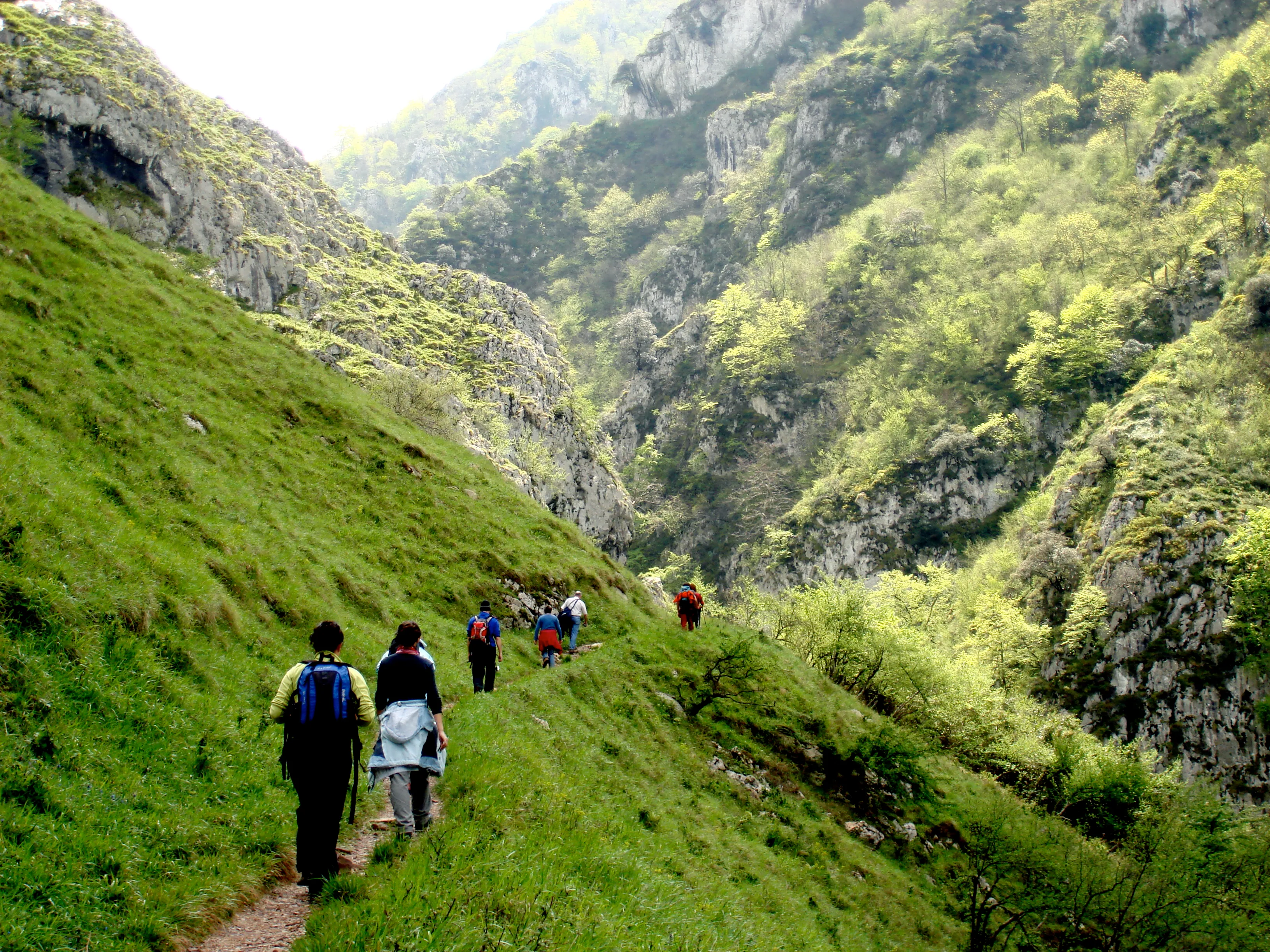 Senderistas en el impresionante desfiladero entre paredes rocosas