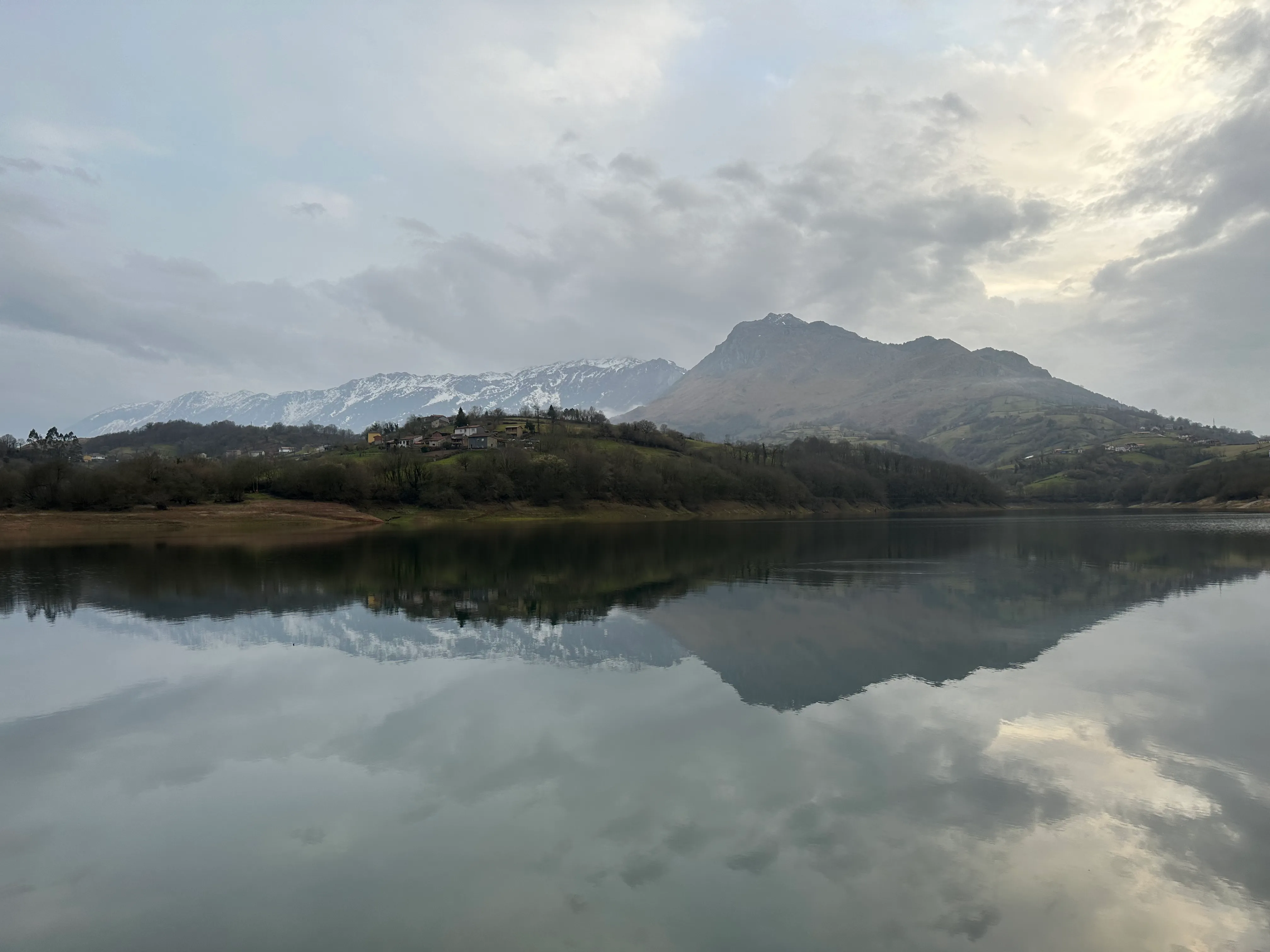 Reflejo perfecto de los árboles en las aguas del embalse de La Ribera