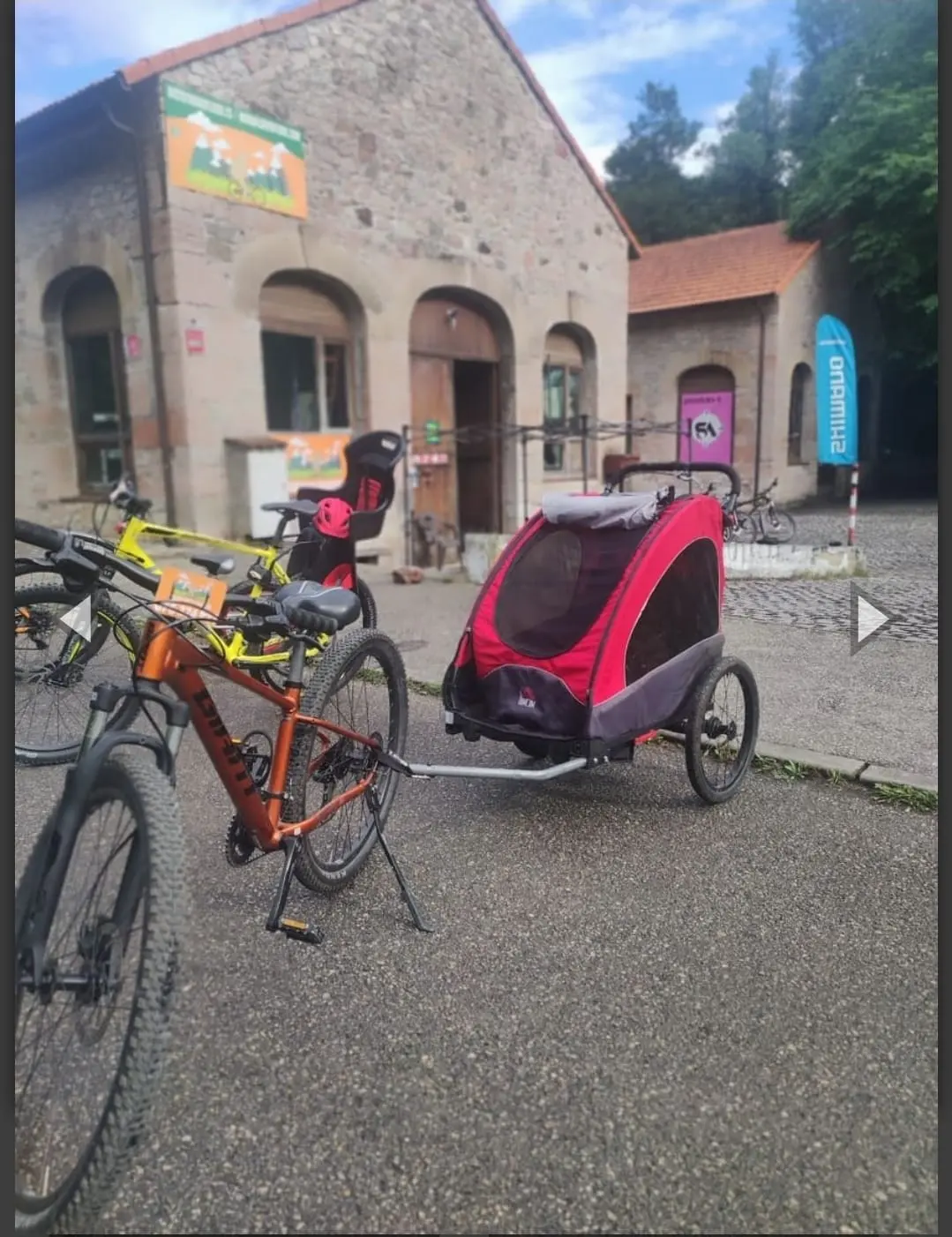 Bicicletas y remolques infantiles preparados en el punto de alquiler