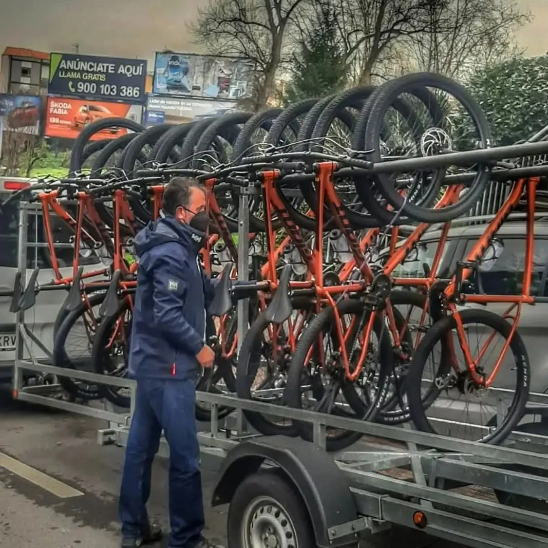 Furgoneta con remolque de transporte de bicis en Buyera