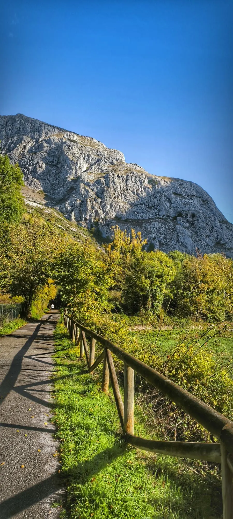 Sendero de la Senda del Oso con montañas al fondo